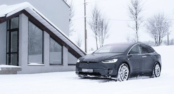 Tesla взимку